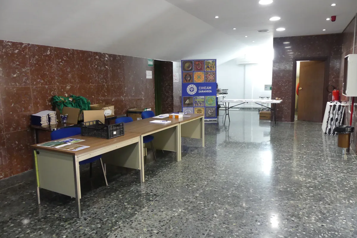 Zona de acreditación a la entrada del salón de actos
