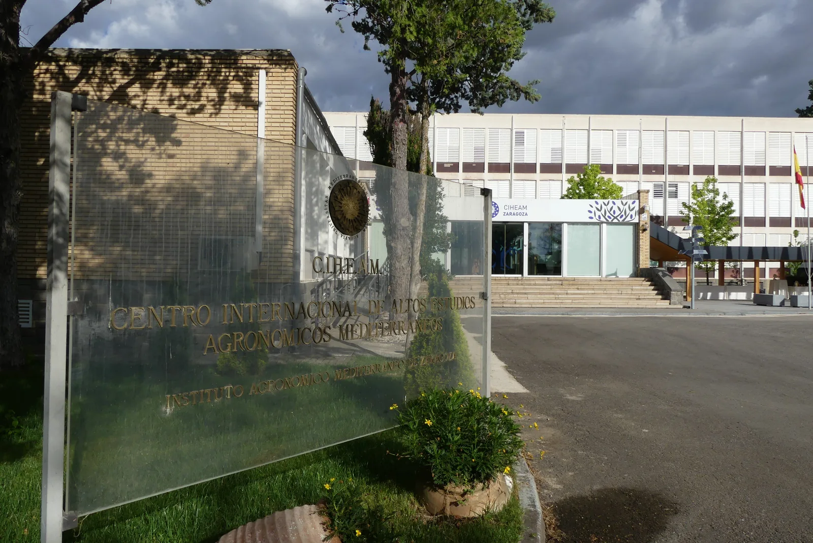 Entrada principal del CIHEAM Zaragoza, en el Campus de Aula Dei